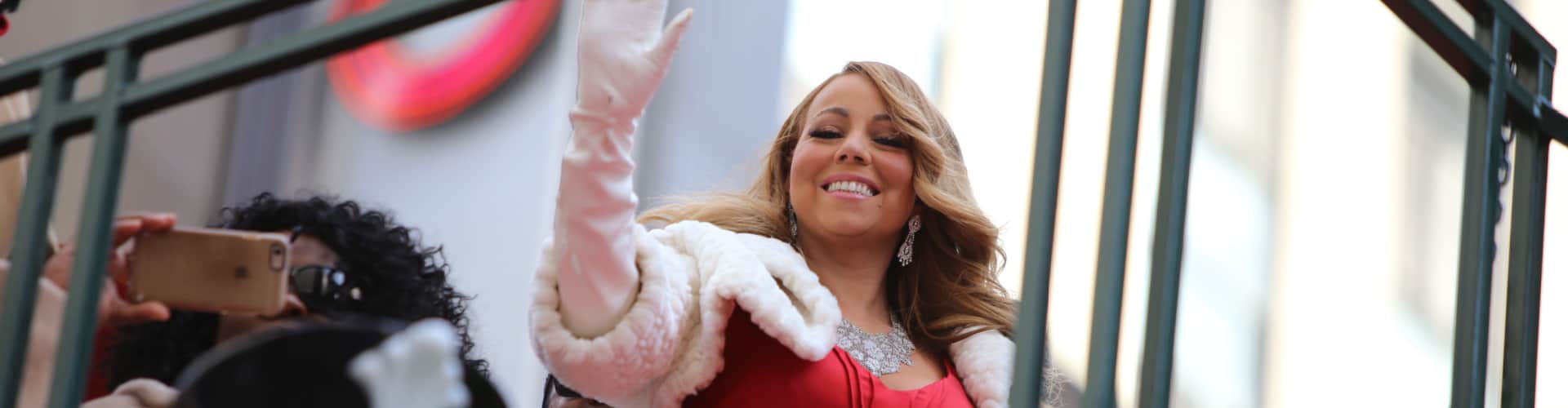 Mariah Carey waving